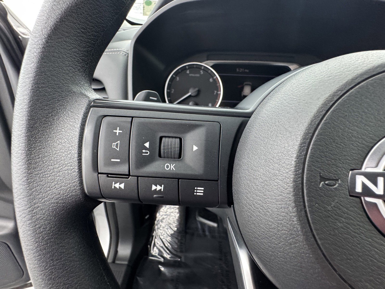Used 2024 Nissan Rogue S AWD/4WD image 20