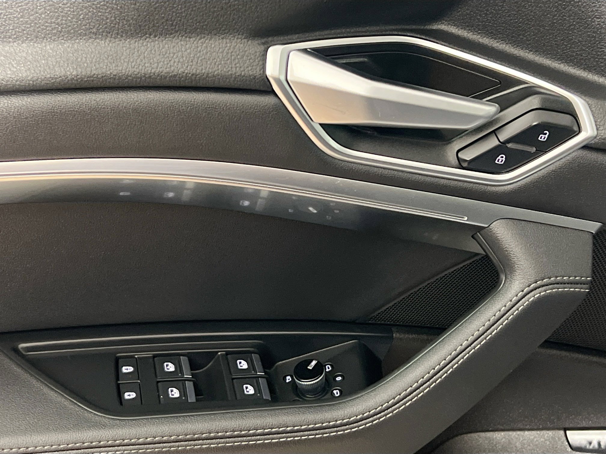 Used 2022 Audi e-tron Premium w/ Convenience Plus Package image 16