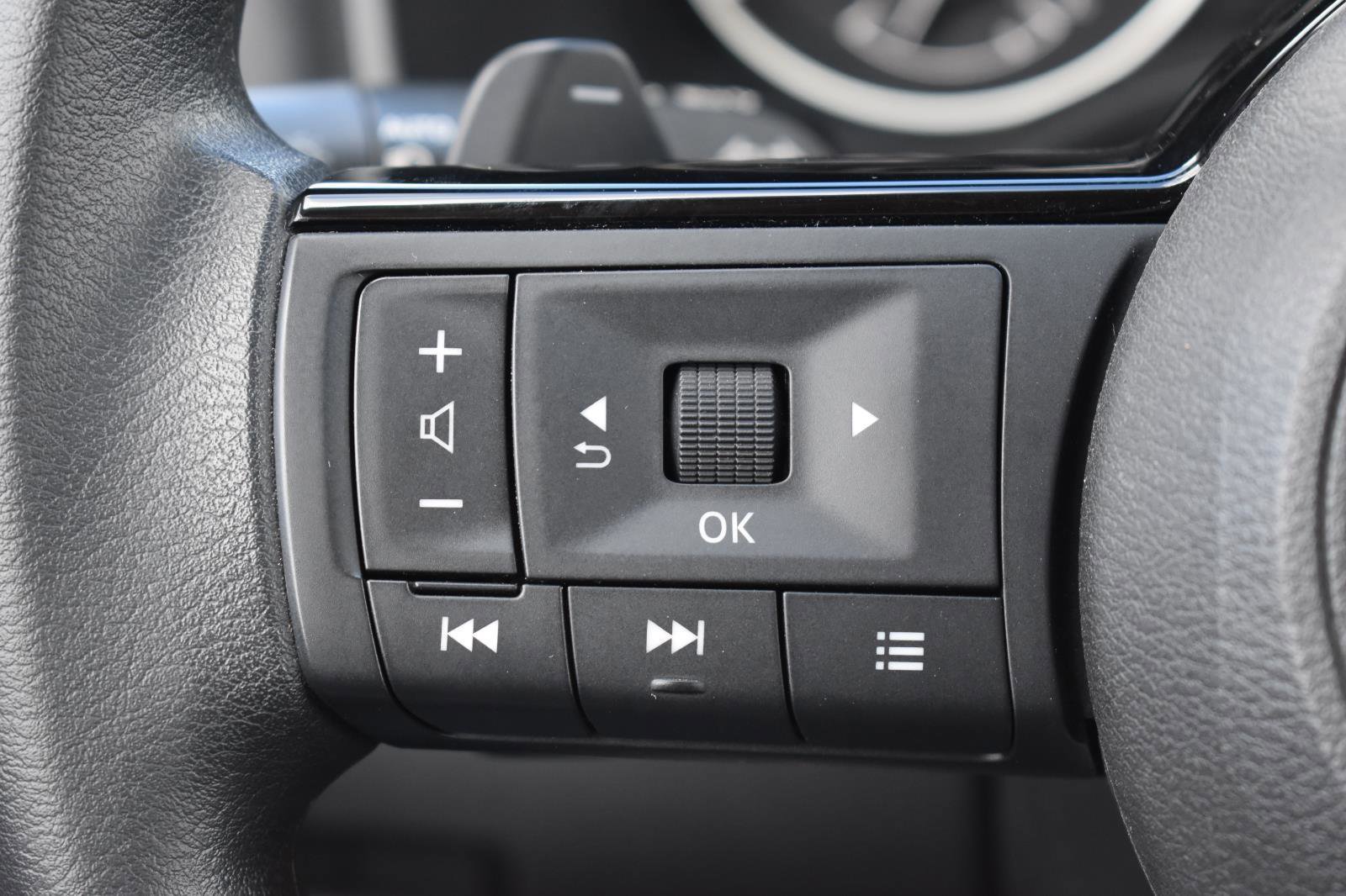 Used 2023 Nissan Rogue SV image 6