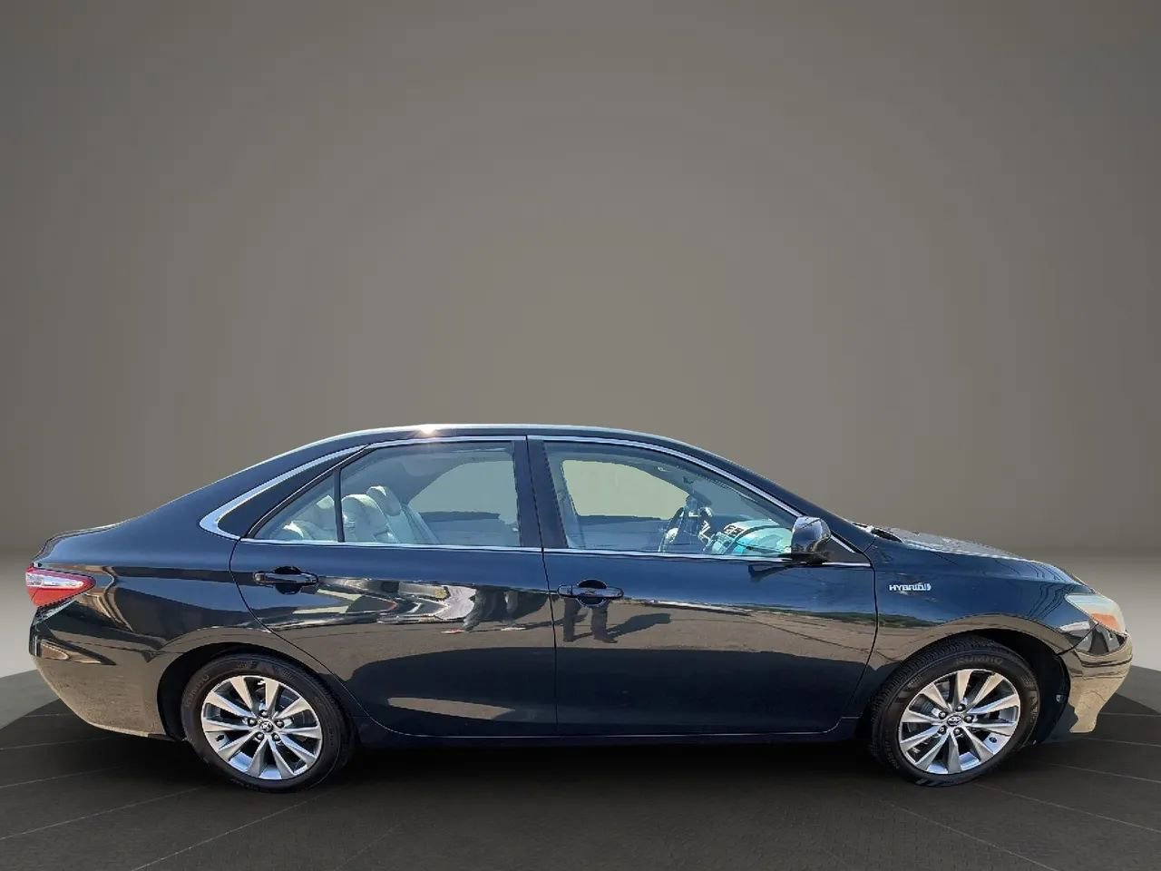 Used 2016 Toyota Camry XLE w/ Moonroof Package FWD image 4
