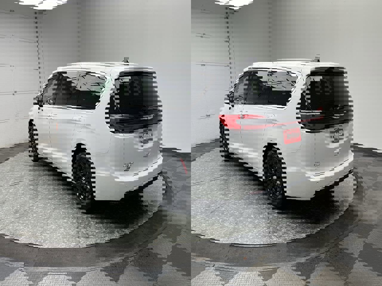 Used 2025 Chrysler Pacifica Select image 2