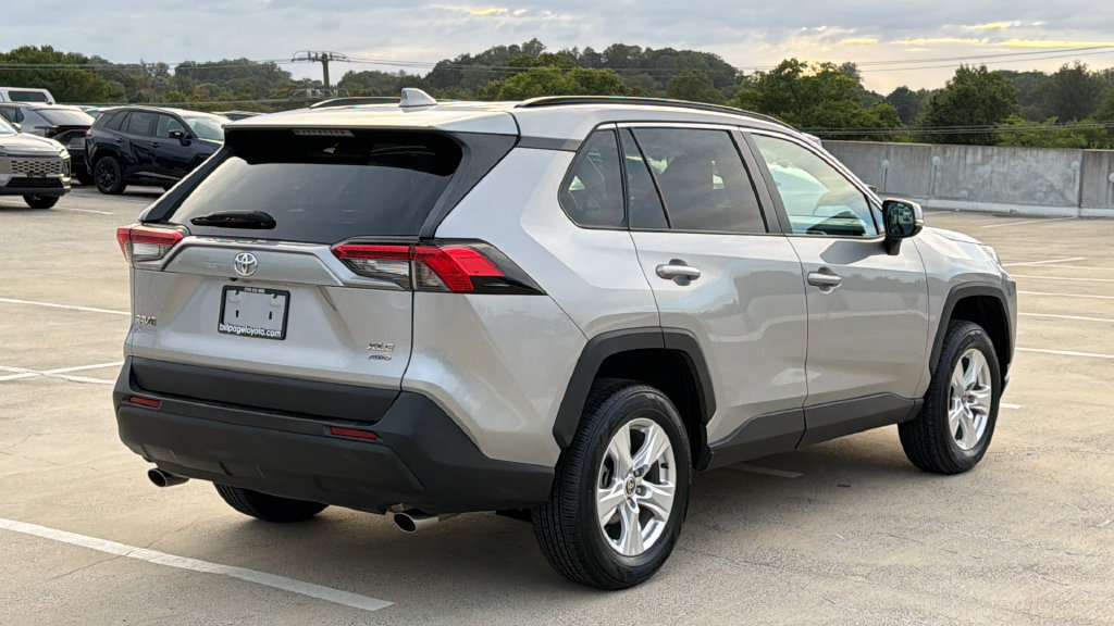 Used 2021 Toyota RAV4 XLE AWD/4WD image 4