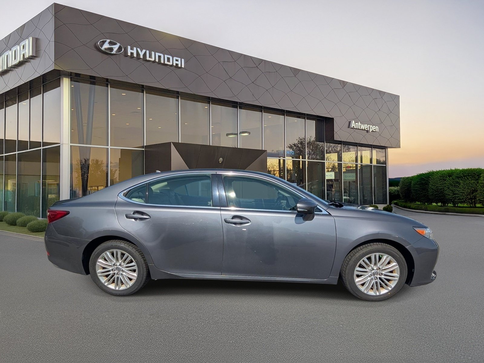 Used 2014 Lexus ES 350 w/ Luxury Package FWD image 2