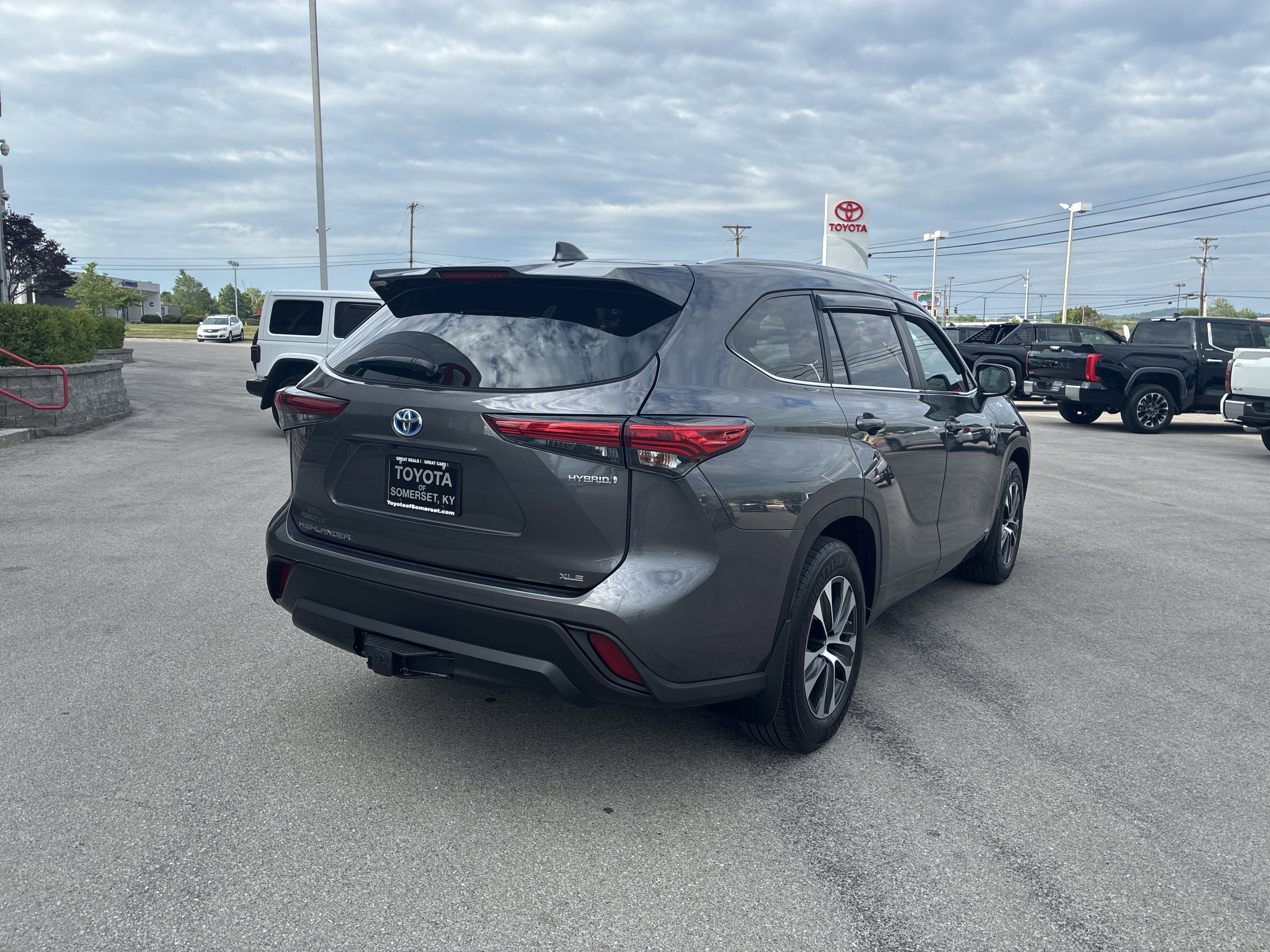 Used 2023 Toyota Highlander XLE AWD/4WD image 12