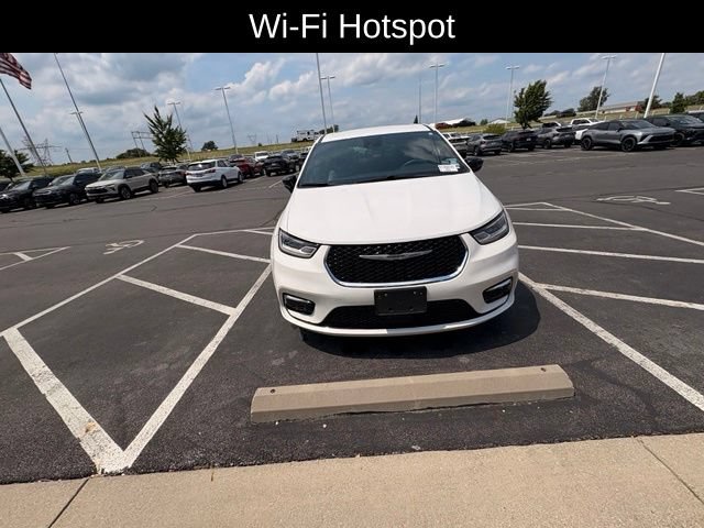 Used 2025 Chrysler Pacifica Select FWD image 10