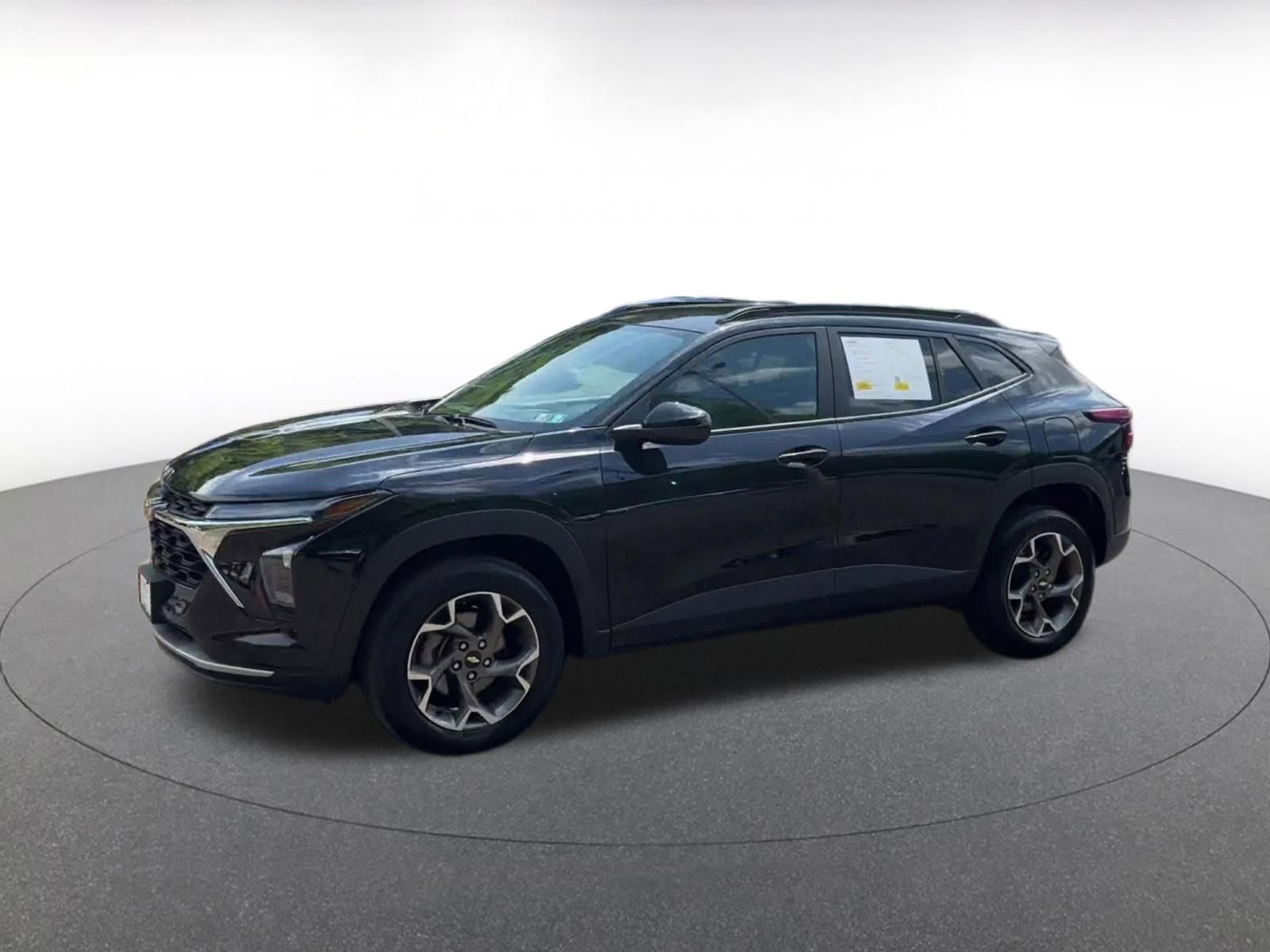Used 2025 Chevrolet Trax LT FWD image 8