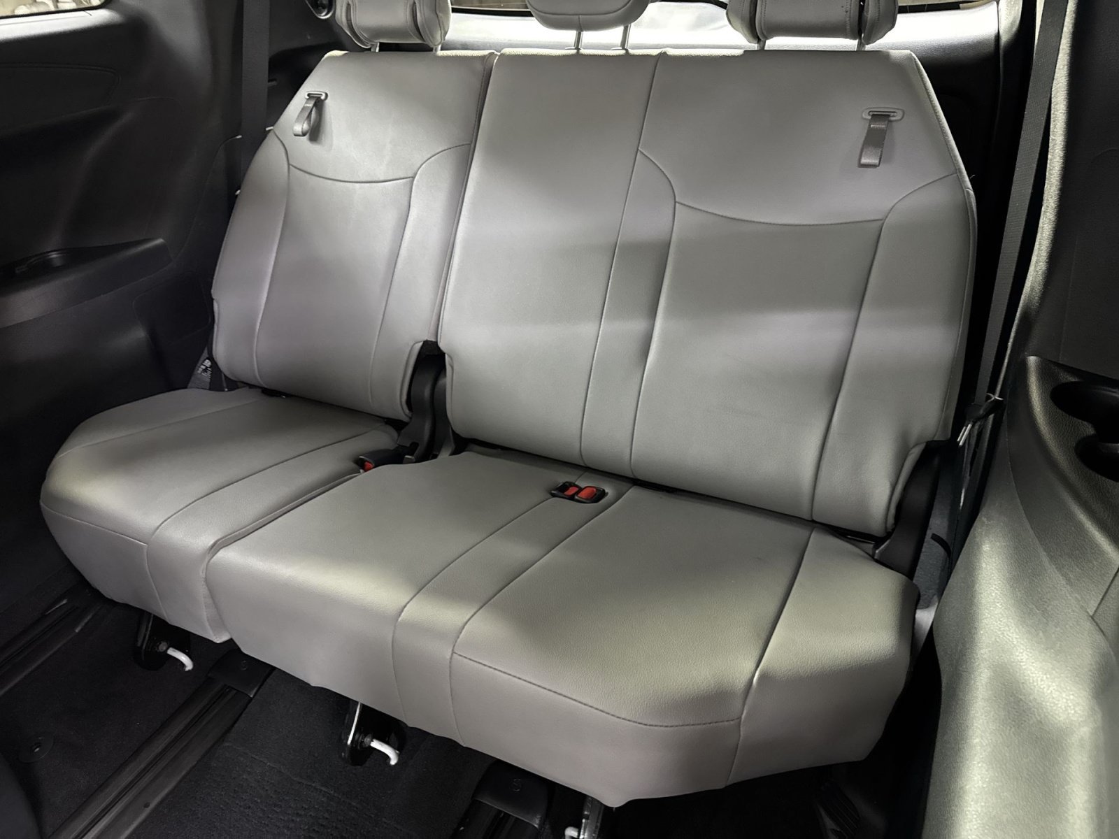 Used 2026 Toyota Sienna XLE FWD image 38