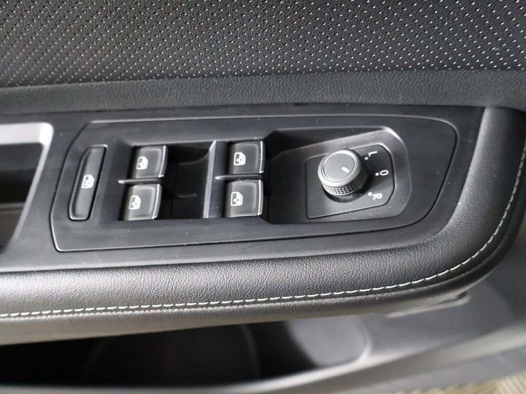 Used 2025 Volkswagen Atlas SE FWD image 37