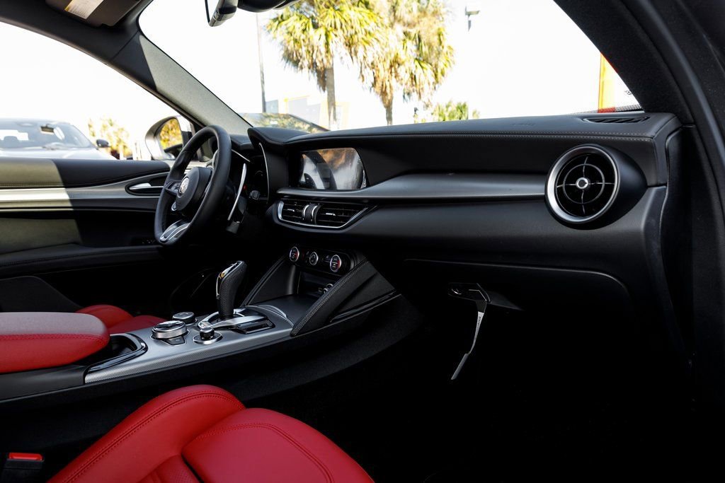 New 2025 Alfa Romeo Stelvio Sprint image 38