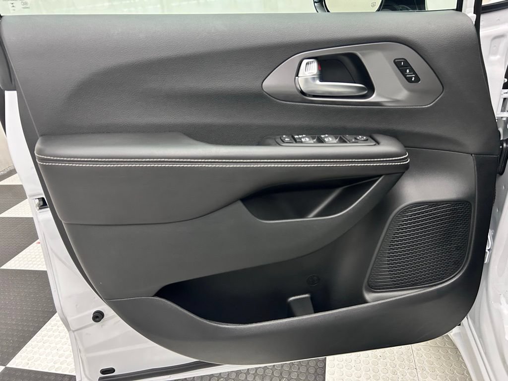 New 2026 Chrysler Pacifica Select AWD/4WD image 10