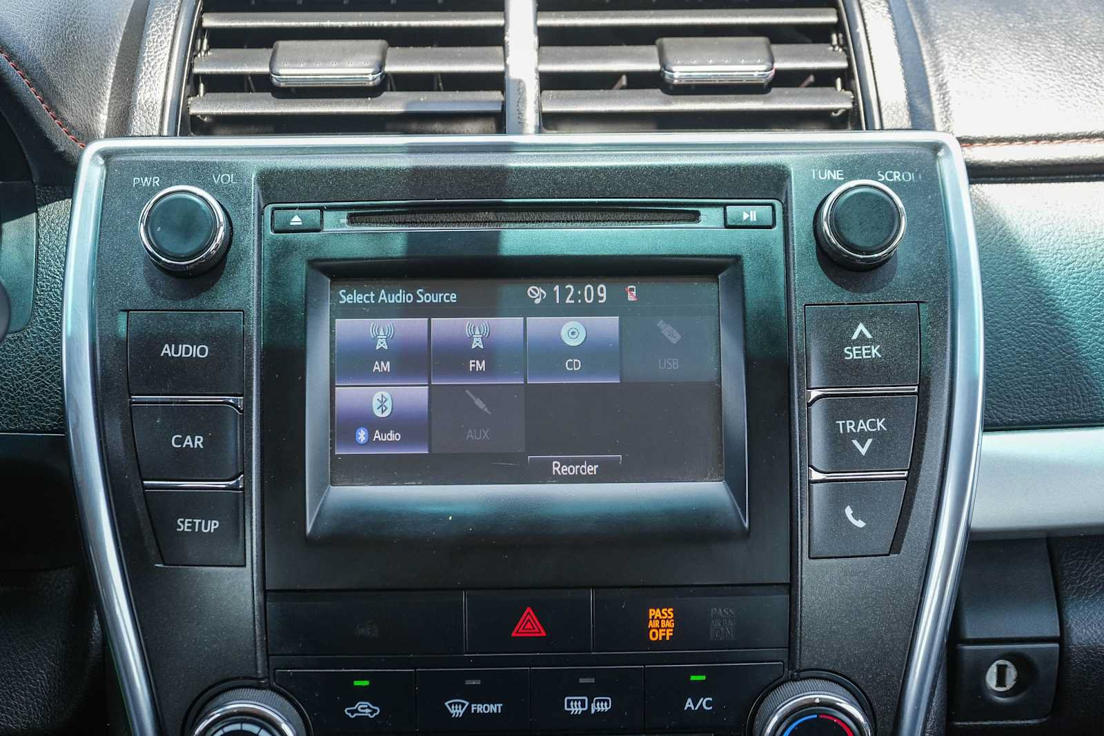 Used 2015 Toyota Camry SE FWD image 12