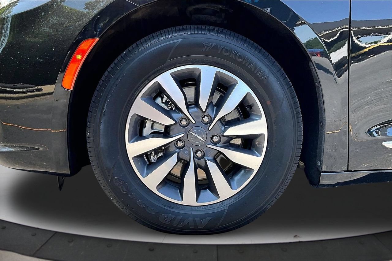Used 2023 Chrysler Pacifica Limited FWD image 34
