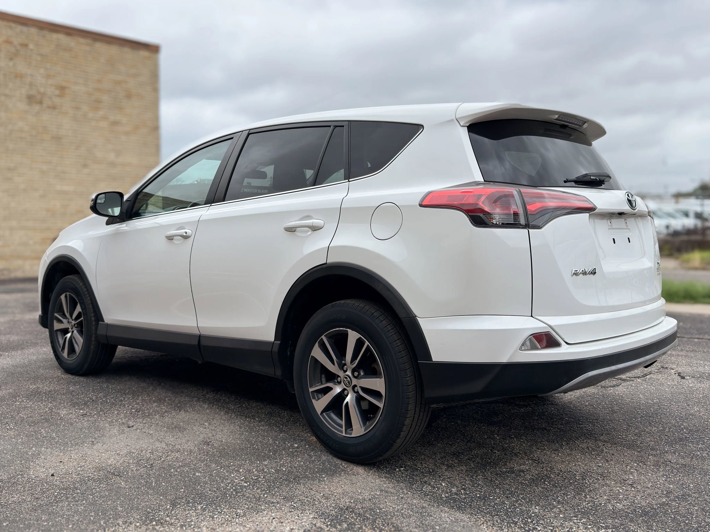Used 2018 Toyota RAV4 XLE FWD image 5