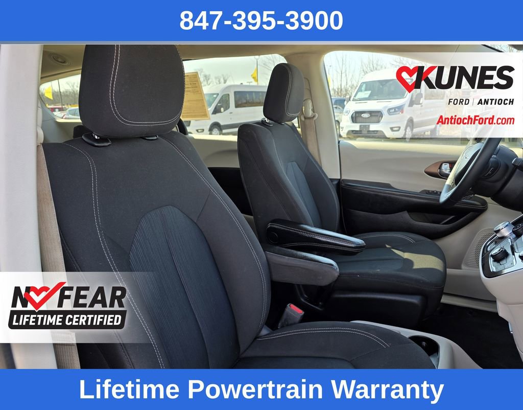 Used 2022 Chrysler Voyager LX image 29