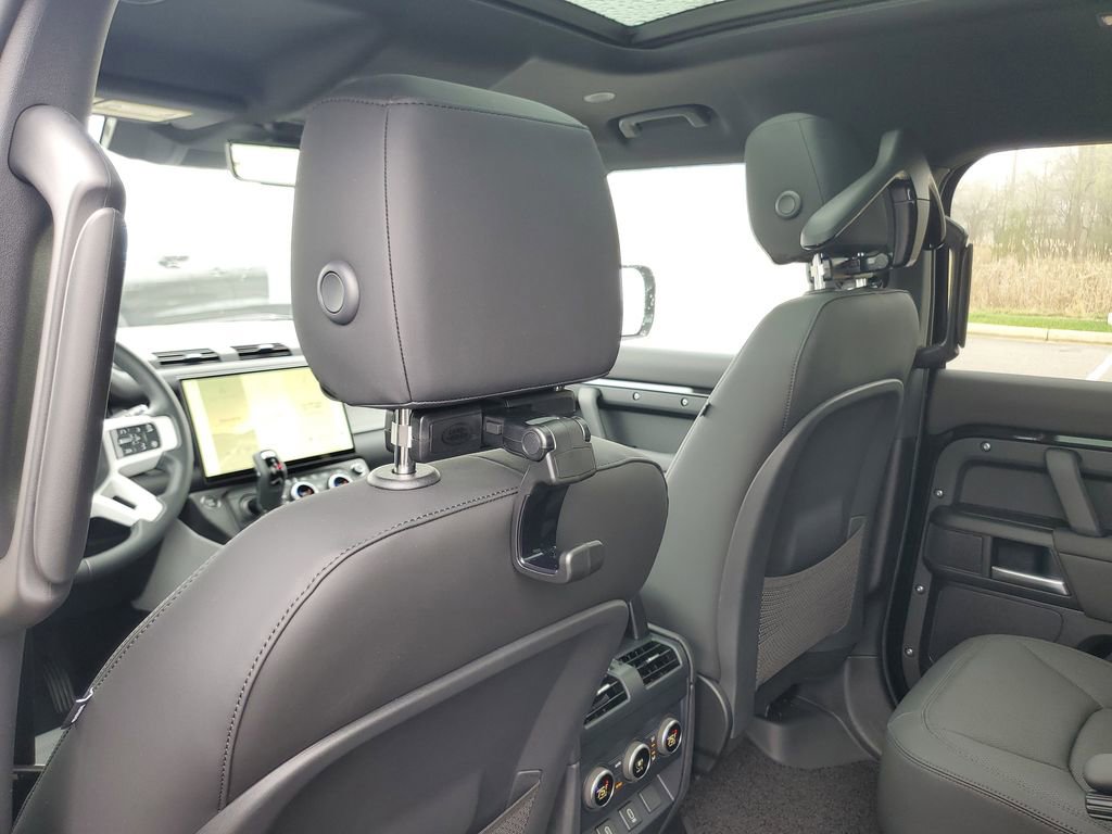 New 2026 Land Rover Defender 130 X-Dynamic SE image 25