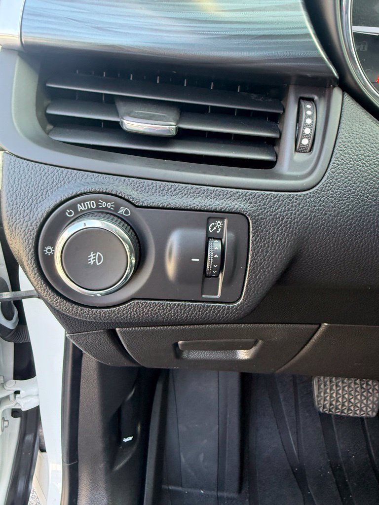 Used 2019 Buick Envision Essence FWD image 17
