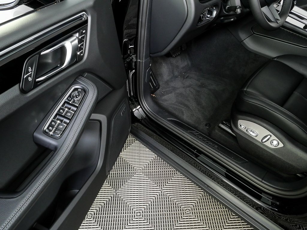 New 2026 Porsche Macan image 7