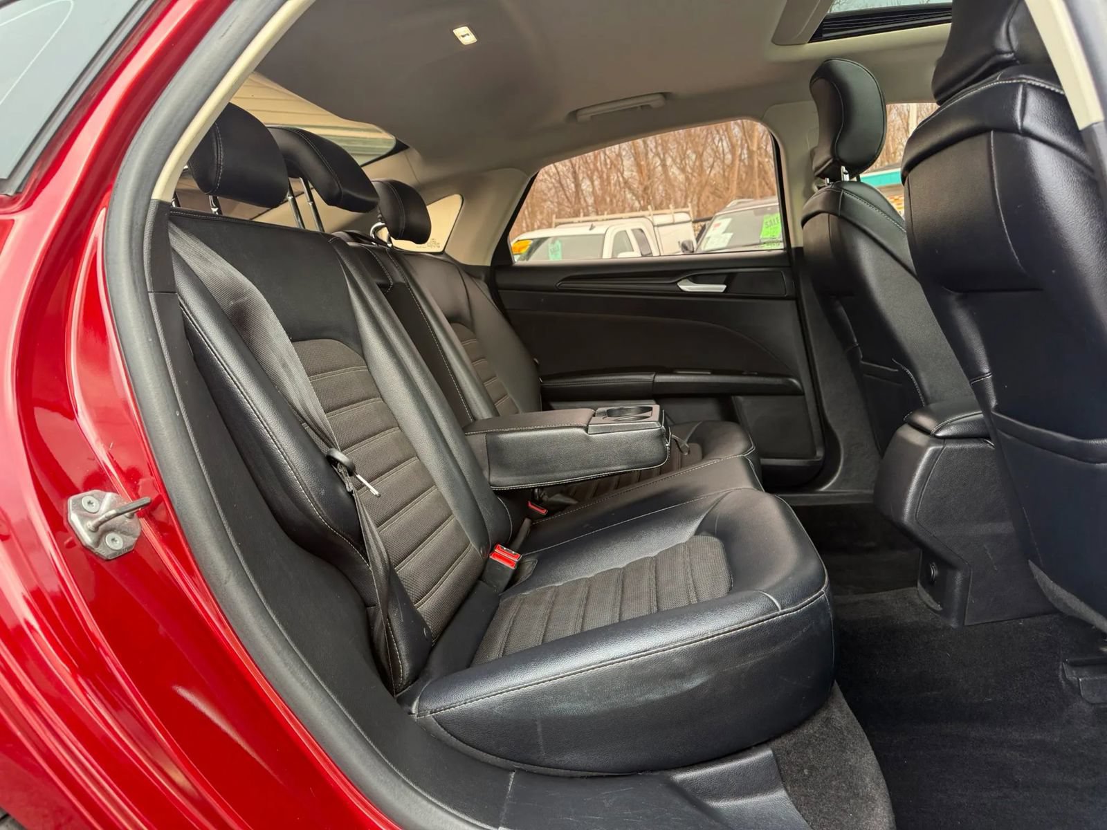 Used 2018 Ford Fusion SE w/ Equipment Group 201A FWD image 16