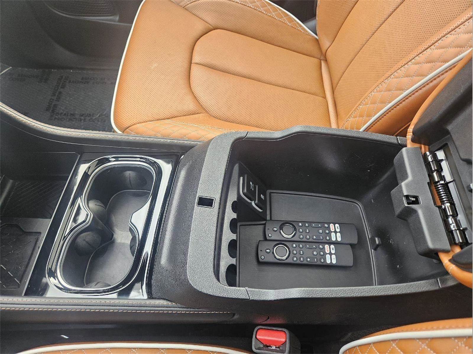 Used 2025 Chrysler Pacifica Pinnacle image 45