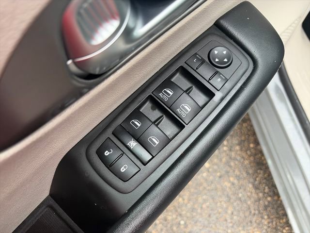 Used 2023 Chrysler Pacifica Touring-L FWD image 25