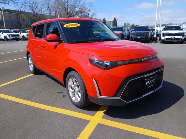 Certified 2025 Kia Soul LX w/ LX Technology Package FWD image 1