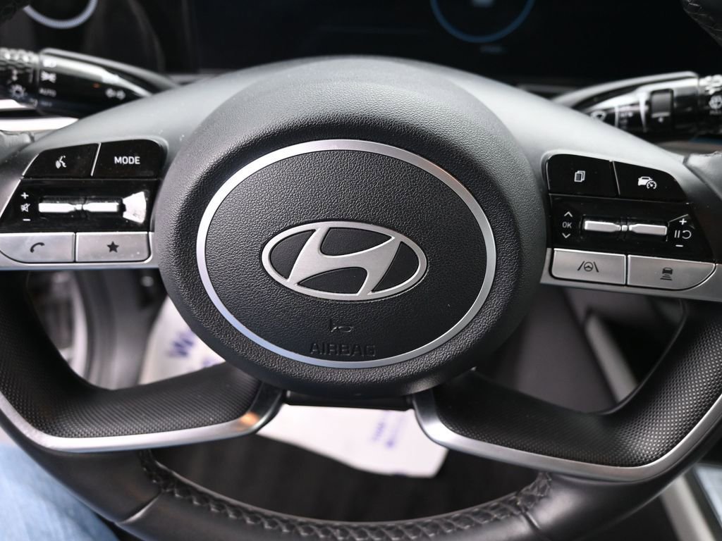 Used 2024 Hyundai Elantra Limited image 17
