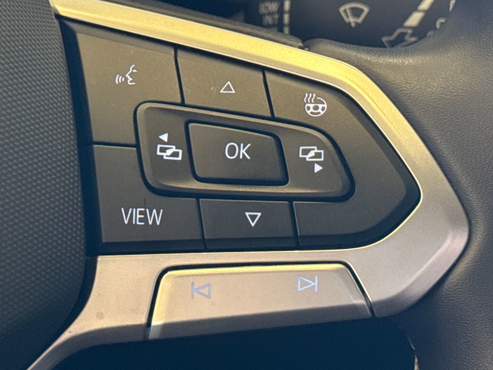 Certified 2024 Volkswagen Taos SE image 34