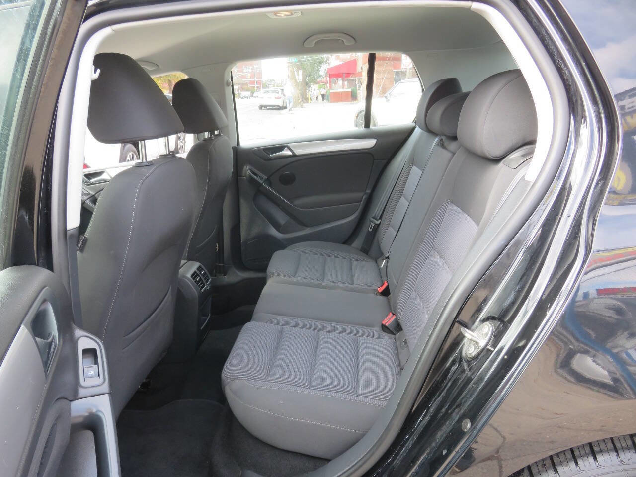 Used 2014 Volkswagen Golf 4-Door image 16