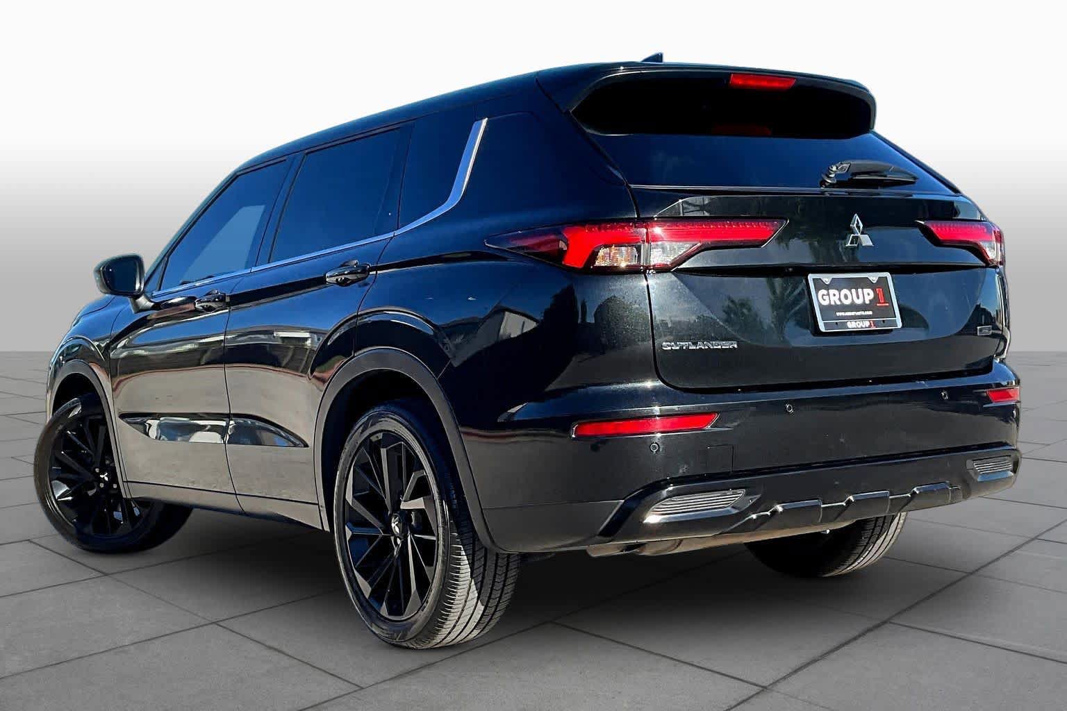 Used 2023 Mitsubishi Outlander SE Black Edition image 12