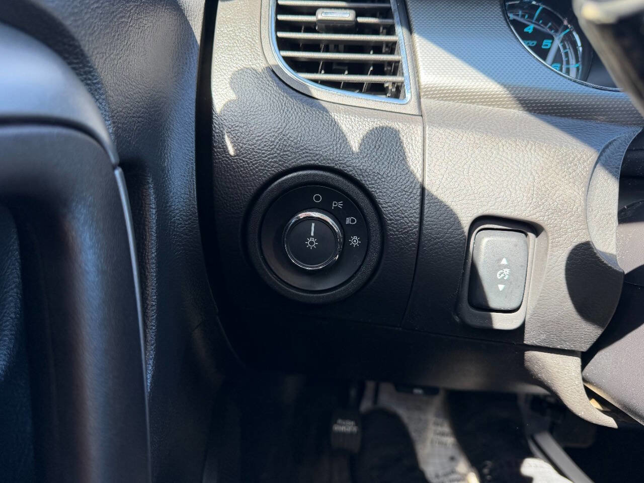 Used 2010 Ford Taurus SEL image 16