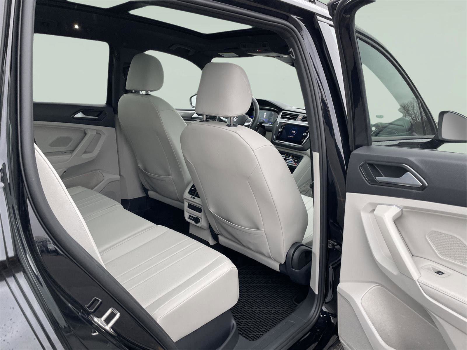 Used 2023 Volkswagen Tiguan SE R-Line image 19