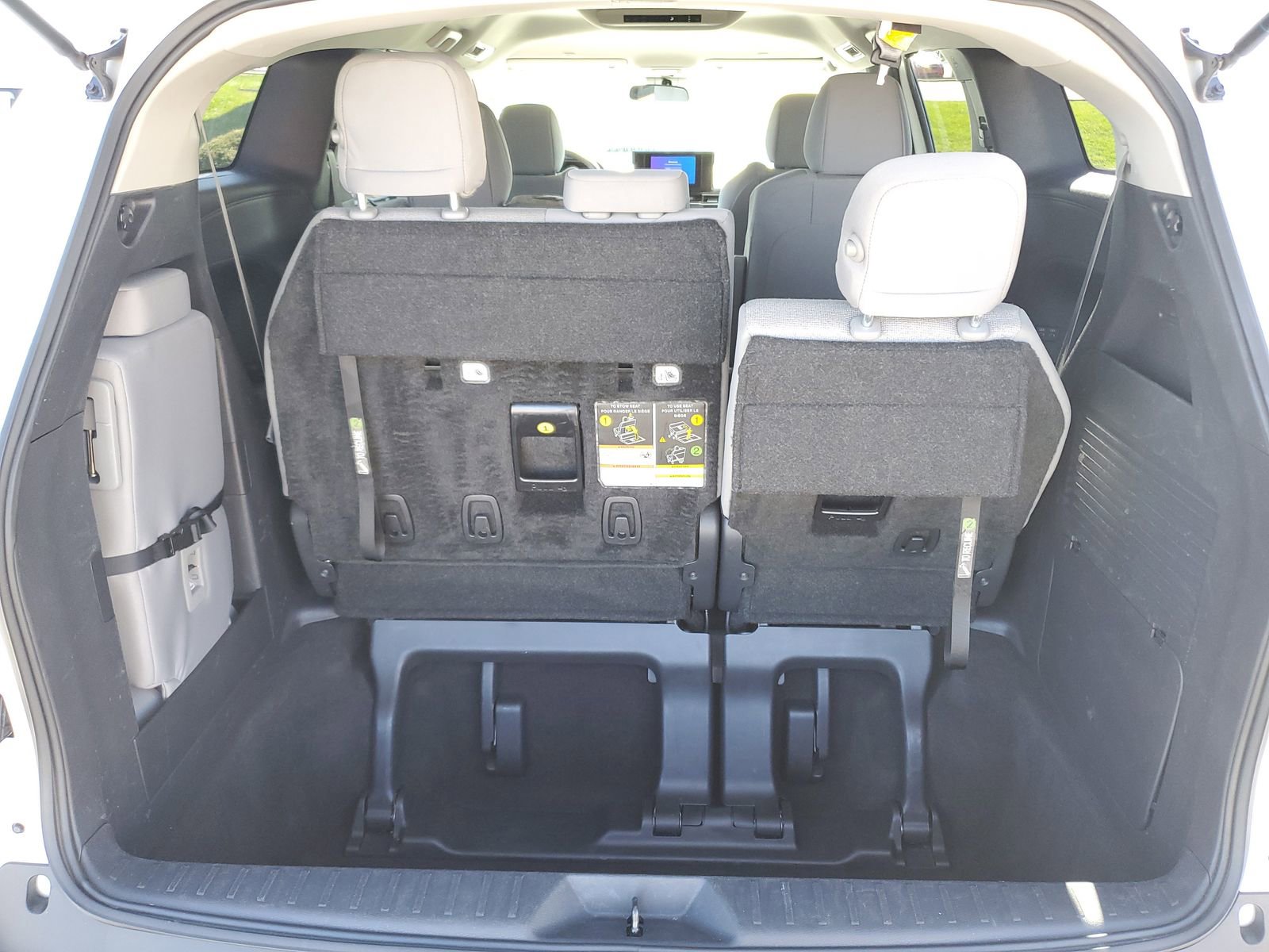 Certified 2025 Toyota Sienna LE image 9