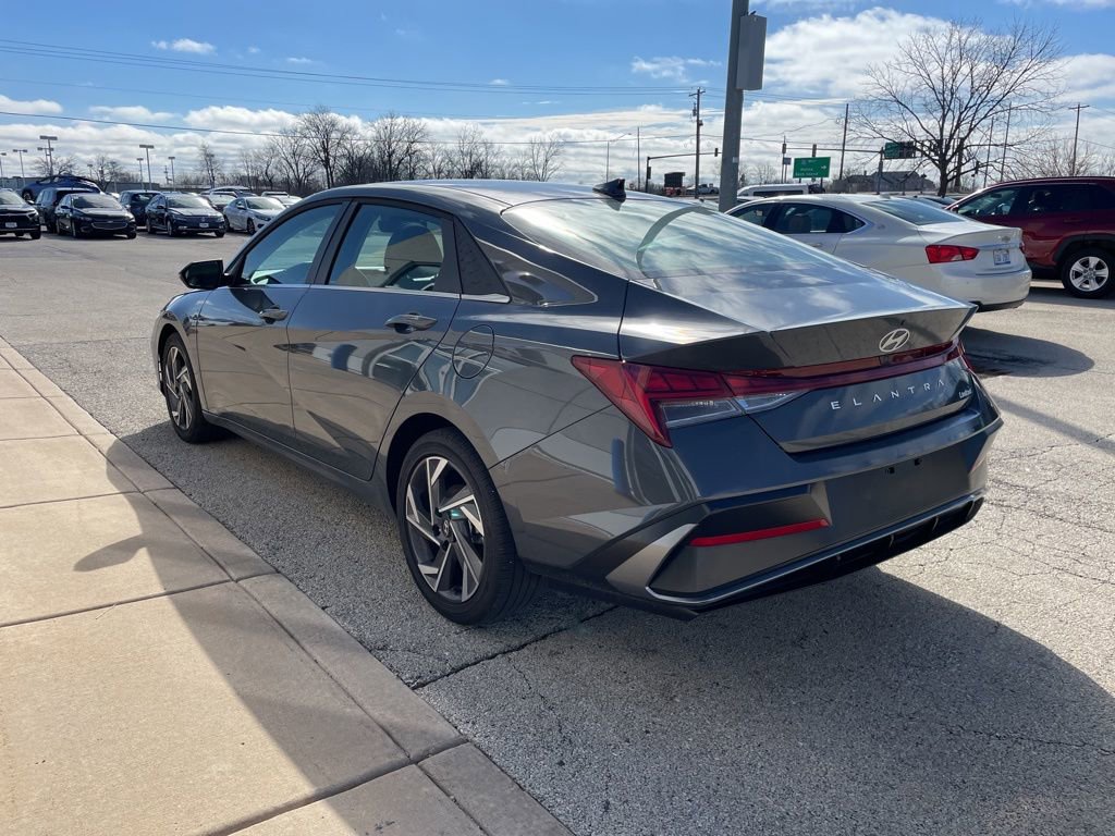 Used 2025 Hyundai Elantra Limited image 7