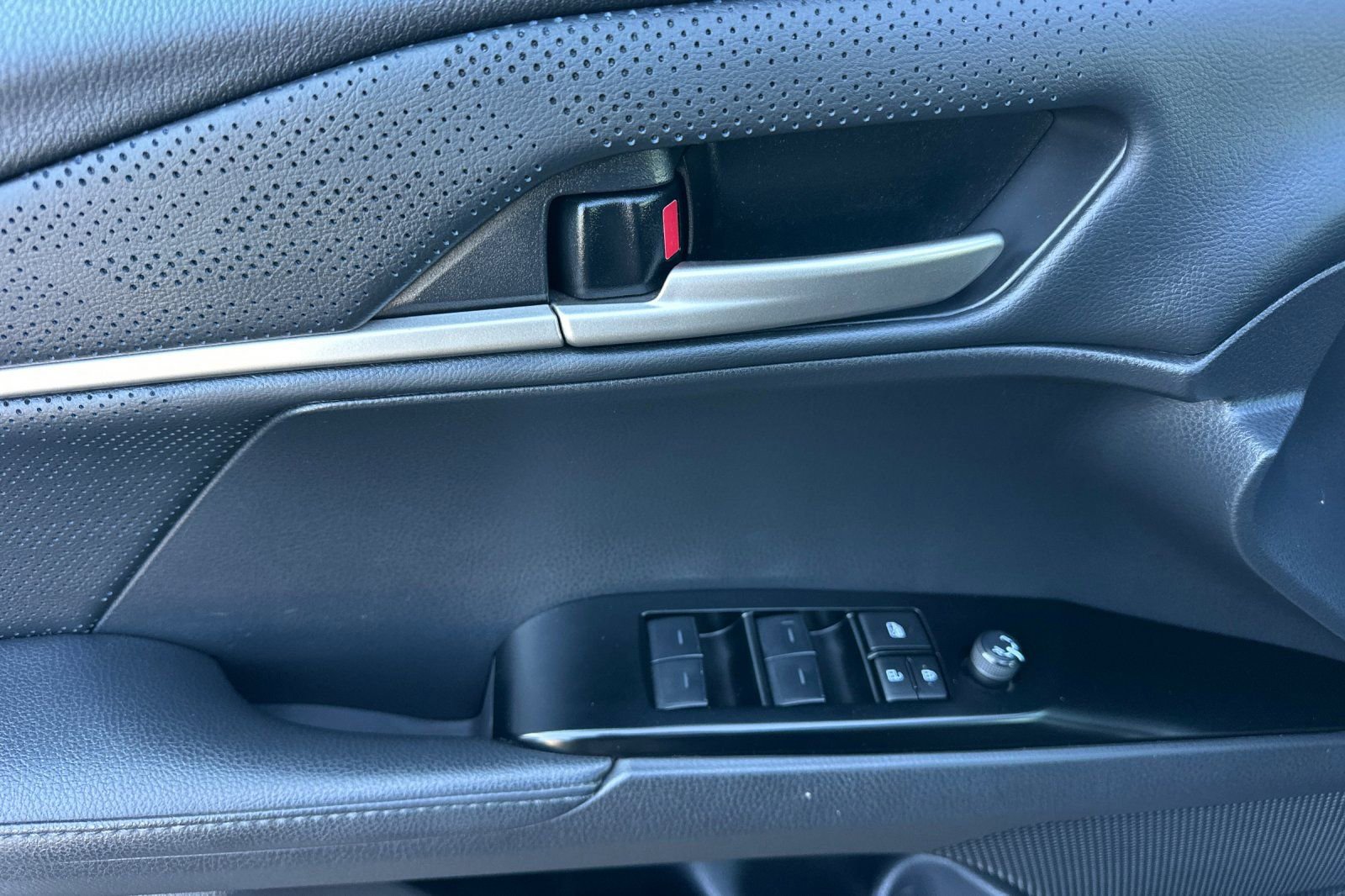 Used 2025 Toyota Camry XSE FWD image 11