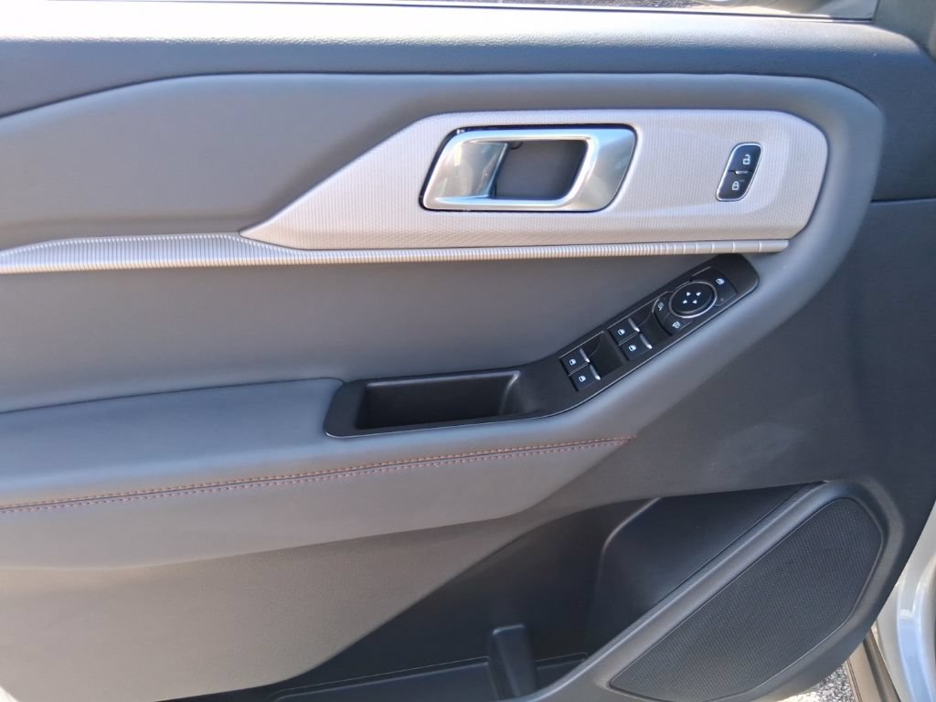 Used 2025 Ford Explorer Active AWD/4WD image 11