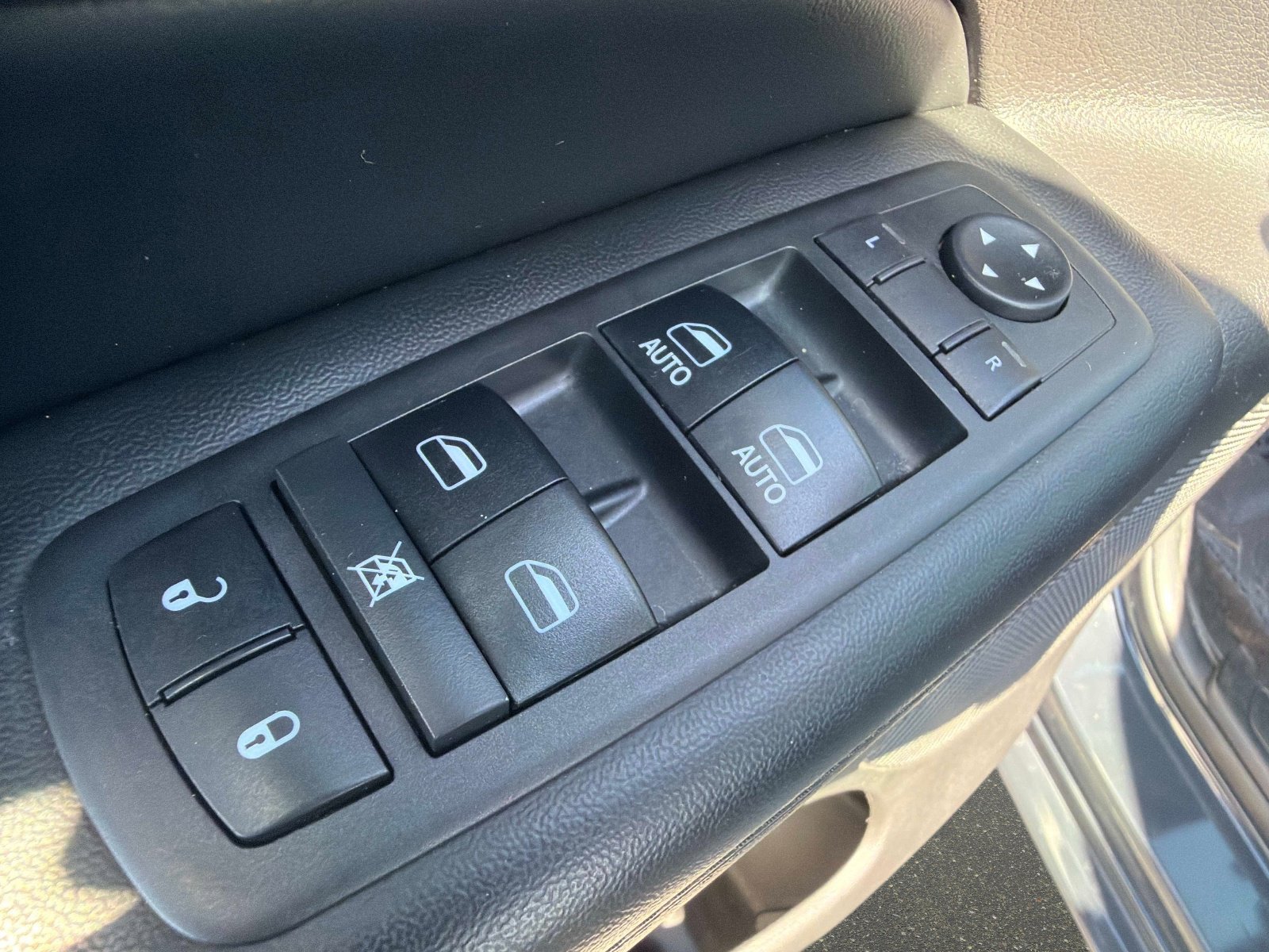 Used 2018 Jeep Grand Cherokee Altitude image 17