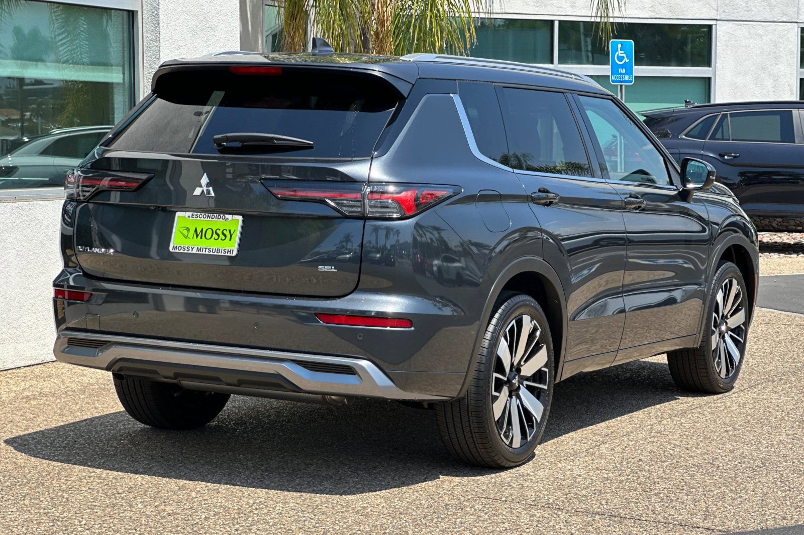 New 2025 Mitsubishi Outlander SEL image 4