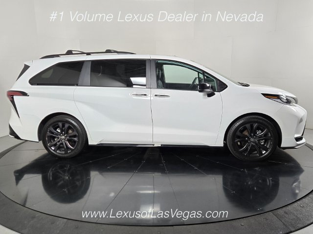 Used 2025 Toyota Sienna XSE w/ XSE Plus Package FWD image 3