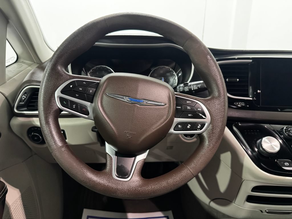 Used 2020 Chrysler Pacifica Touring w/ Advanced Safetytec Group FWD image 5