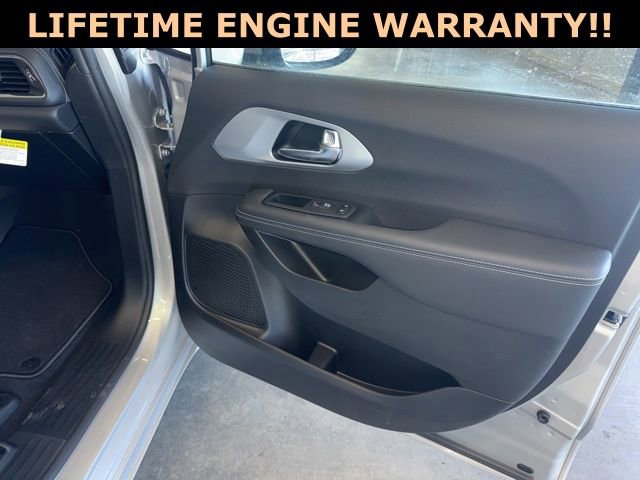 New 2026 Chrysler Pacifica Limited w/ Trailer Tow Group AWD/4WD image 33