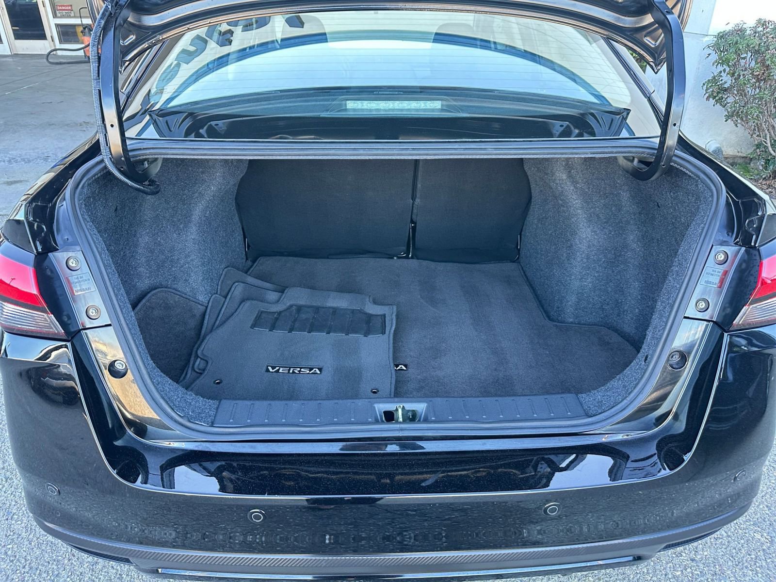Used 2025 Nissan Versa SV image 31
