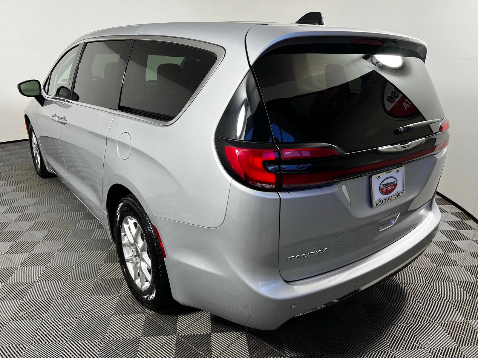 Used 2024 Chrysler Pacifica Touring-L FWD image 7
