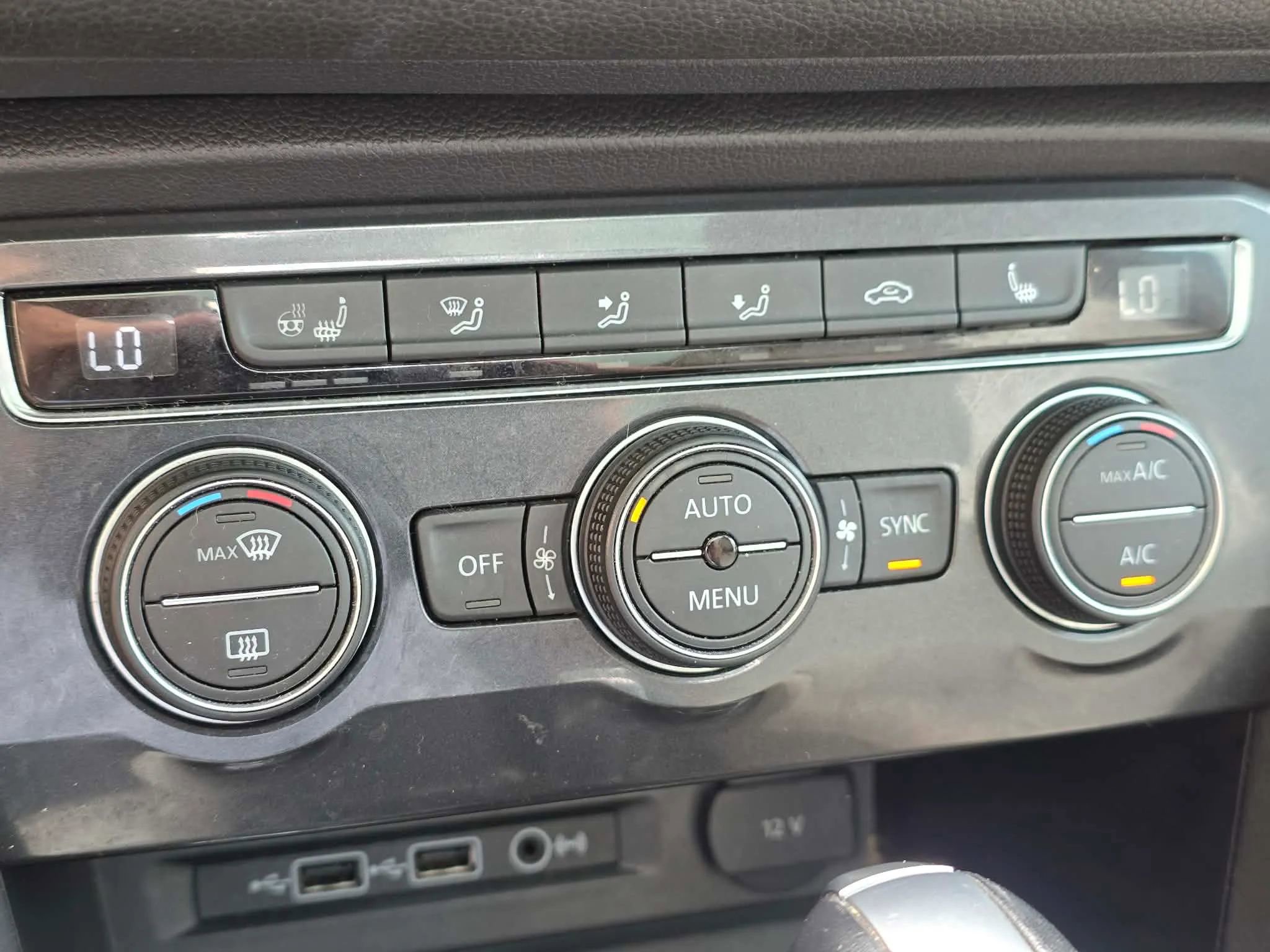 Used 2018 Volkswagen Tiguan SEL Premium image 25