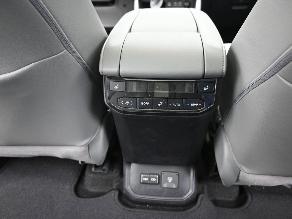 Used 2024 Toyota Highlander Platinum image 10