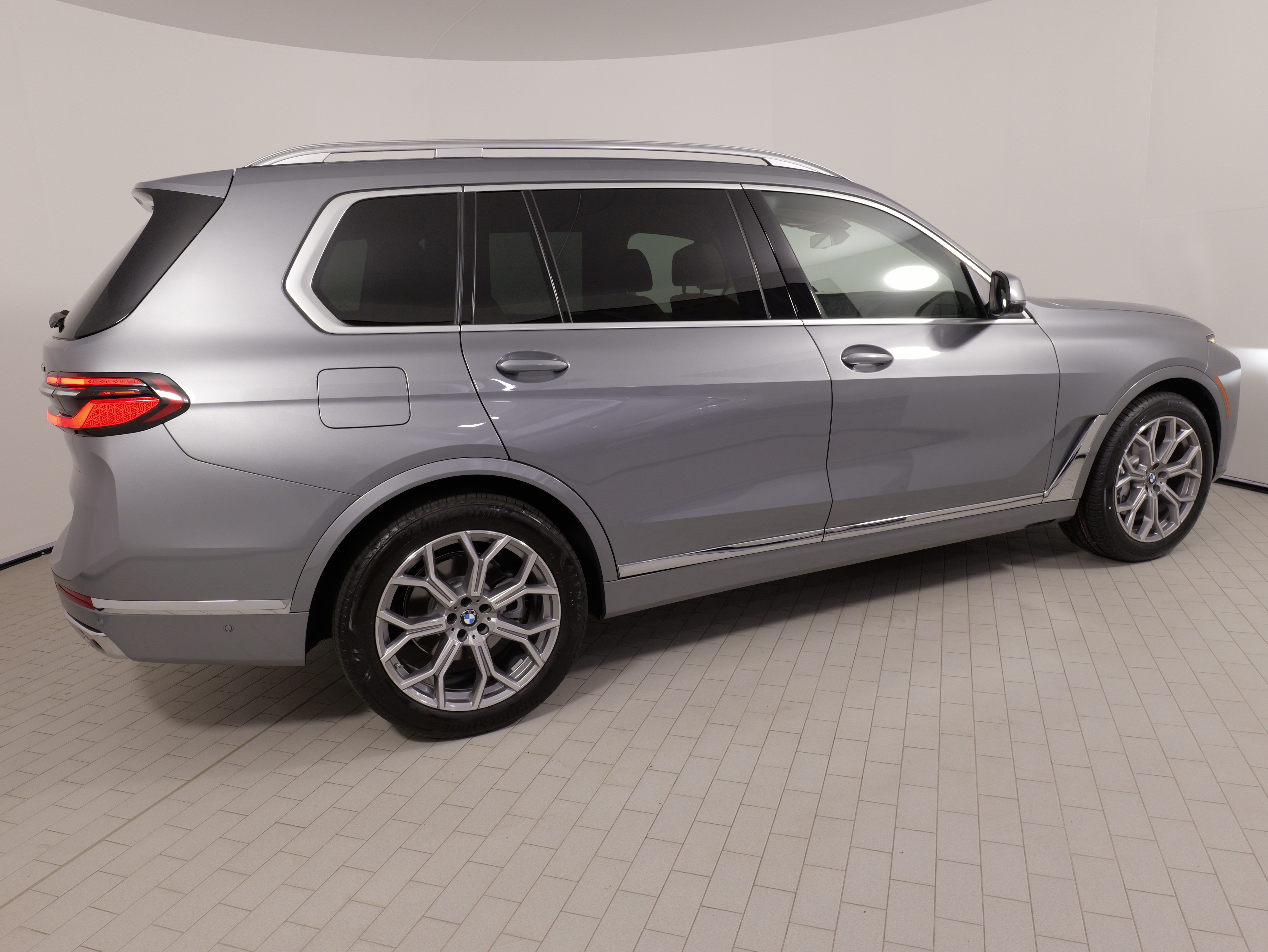 Used 2025 BMW X7 xDrive40i w/ Premium Package AWD/4WD image 9