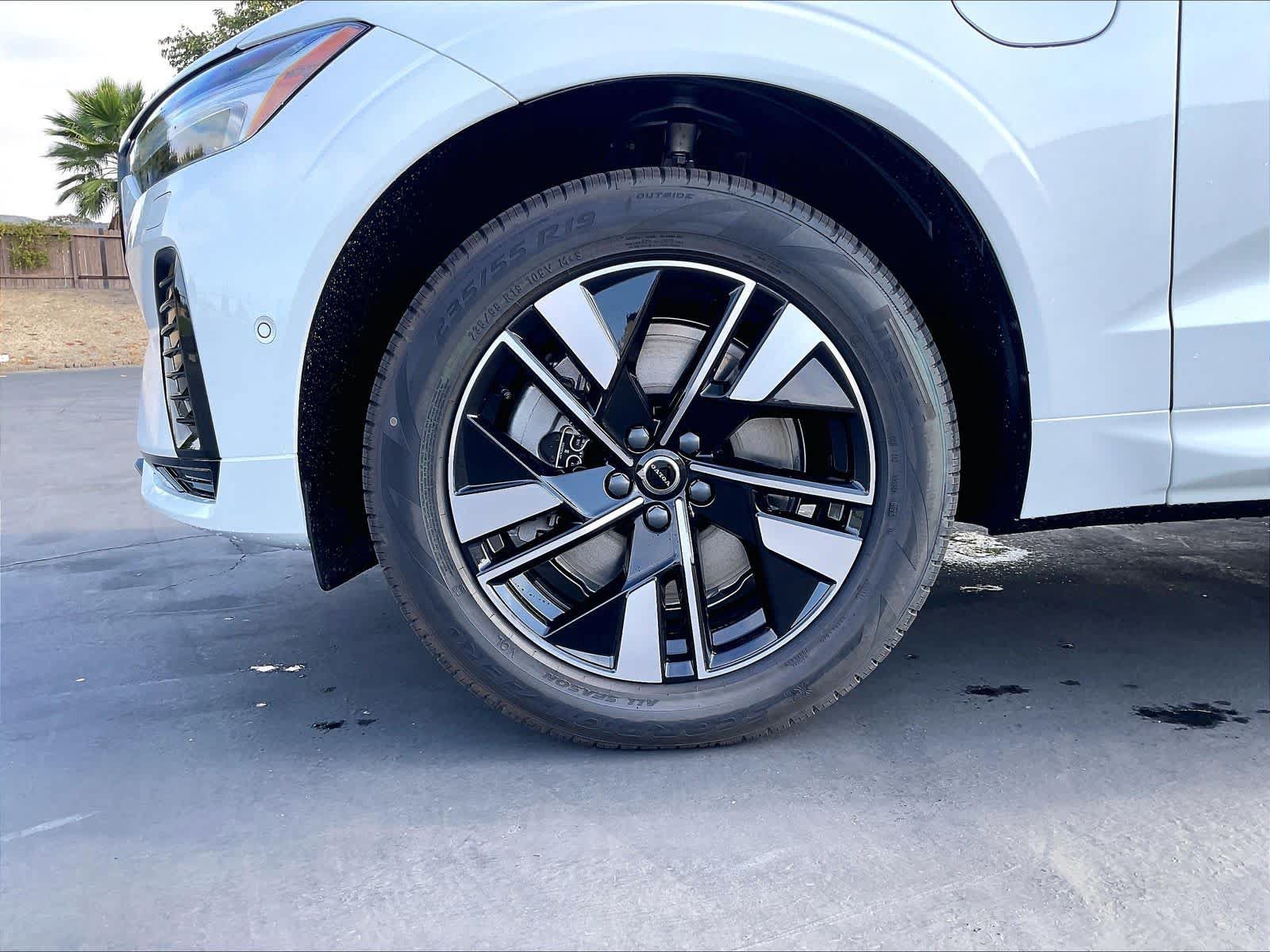 New 2027 Volvo XC60 T8 Plus AWD/4WD image 14