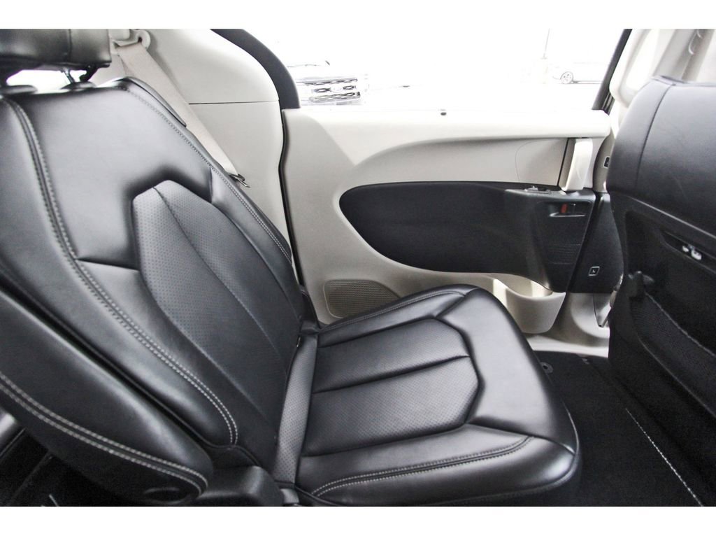 Used 2023 Chrysler Pacifica Touring-L image 11