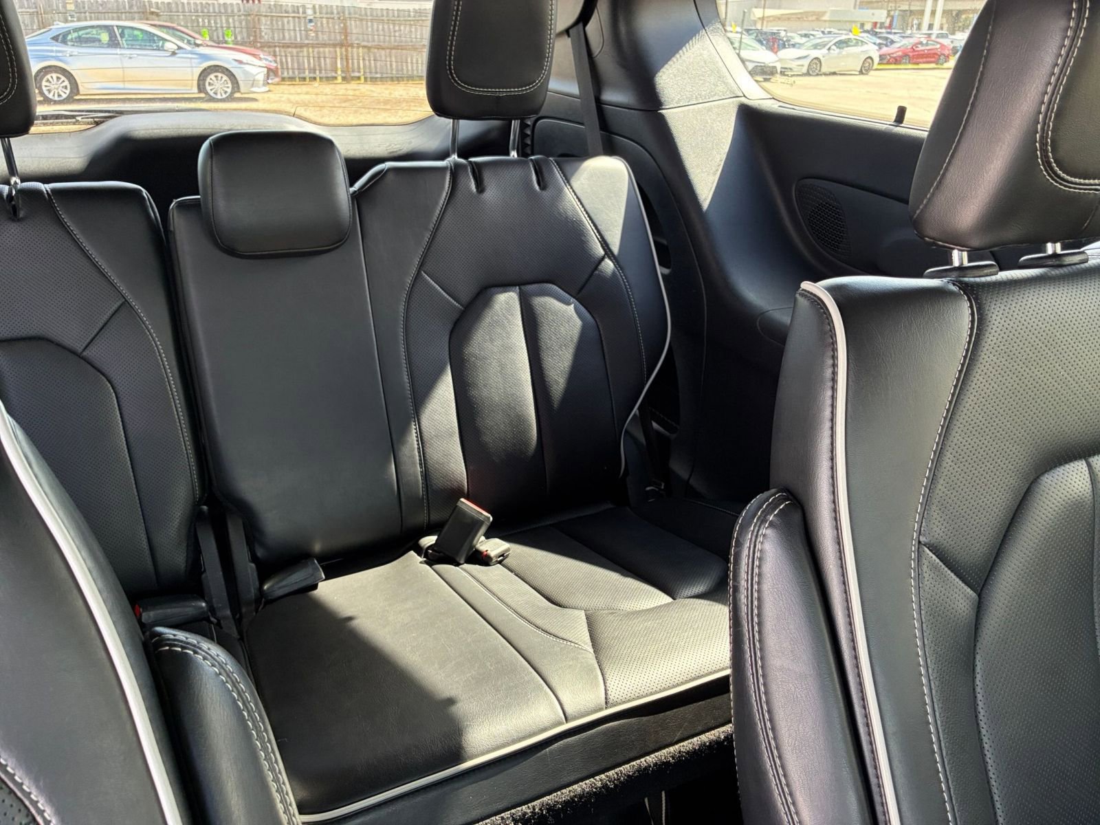 Used 2025 Chrysler Pacifica Limited image 37