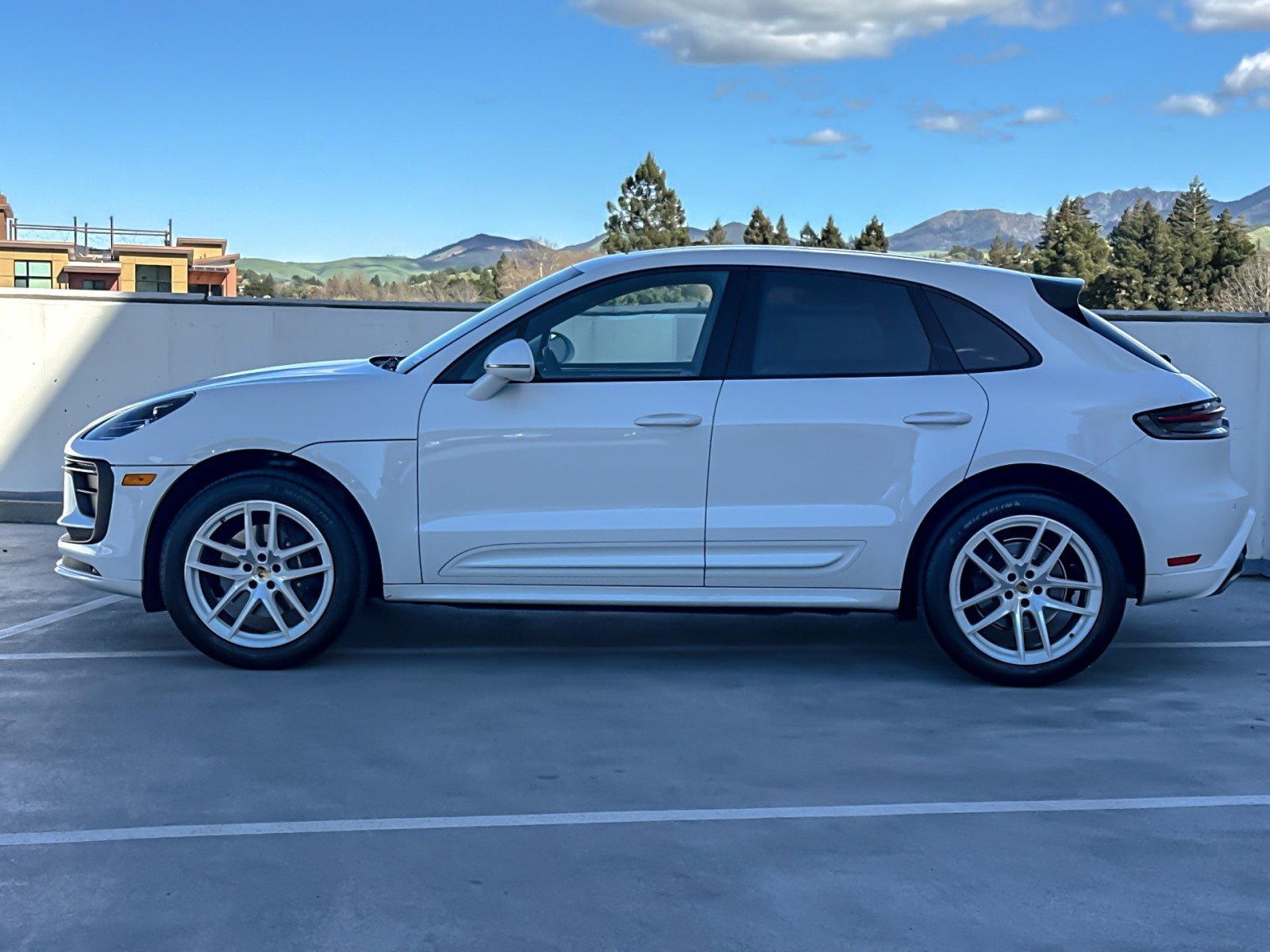 Certified 2023 Porsche Macan image 2