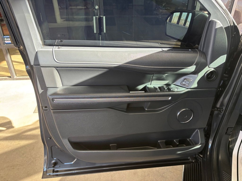 Used 2023 Ford Expedition Max XLT image 8